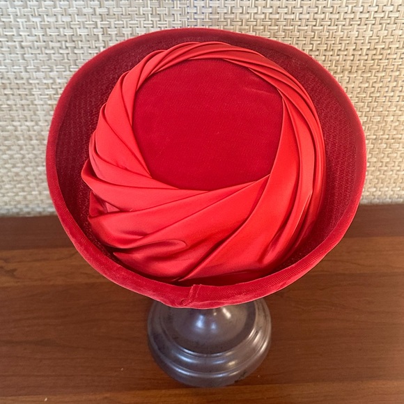 🌟HP🌟VTG 1950s Red Velvet & Pleated Satin Breton Hat by Milbrae Exclusives - Picture 6 of 14